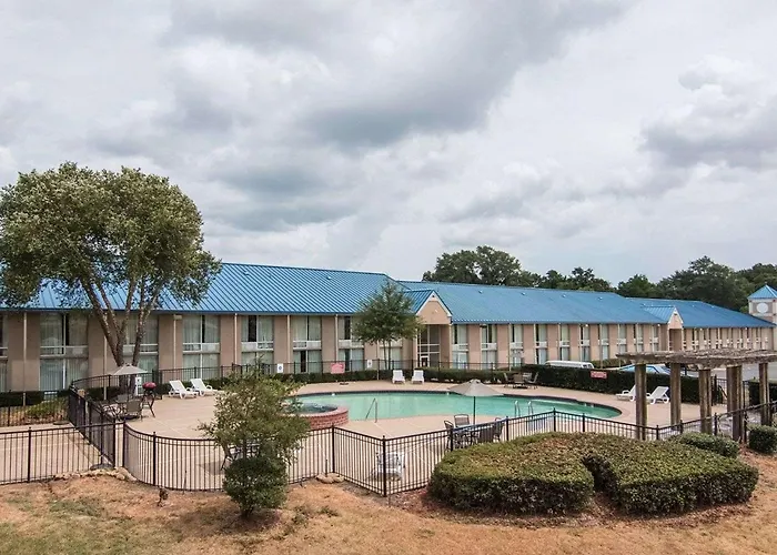 Economy Inn & Suites